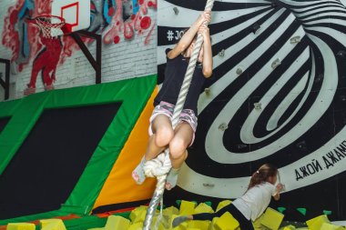9 Şubat 2019 Trambolin salonunda Minsk Belarus Eğitimi Spor salonunda ip ebinen küçük kız