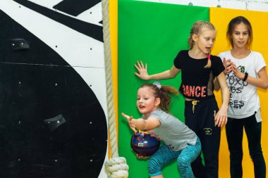 9 Şubat 2019 Trambolin salonunda Minsk Belarus Eğitimi Küçük kızlar spor salonunda ipbinmek