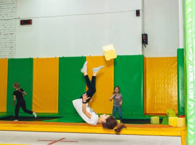 9 Şubat 2019 Trambolin salonunda Minsk Belarus Eğitimi Köpük küp trambolin atlama ile genç güzel kız