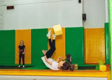 9 Şubat 2019 Trambolin salonunda Minsk Belarus Eğitimi Trambolin salonunda trambolin in üzerine atlayan köpük küplü genç güzel kız