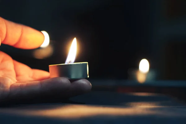 Memorial Day International Holocaust Remembrance Day The candle burns — Stock Photo, Image