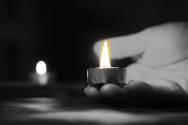 Ziua Memorială Ziua Internațională de Comemorare a Holocaustului Lumânarea arde — Fotografie, imagine de stoc