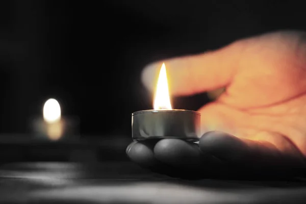 Memorial Day International Holocaust Remembrance Day The candle burns — Stock Photo, Image