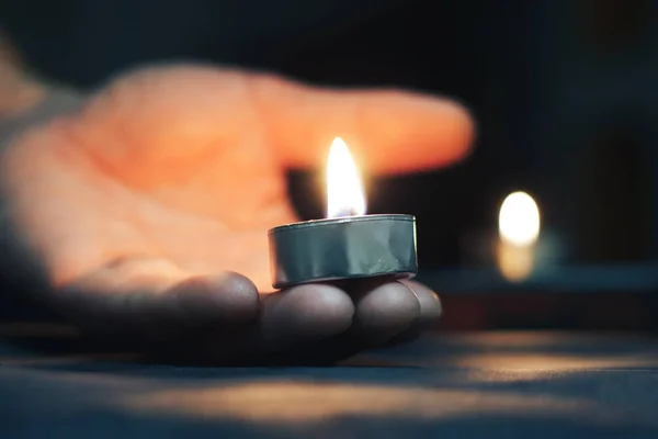 Memorial Day International Holocaust Remembrance Day The candle burns — Stock Photo, Image