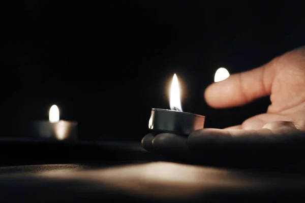 Día del Recuerdo del Holocausto La mano sostiene una vela en el día del recuerdo . —  Fotos de Stock