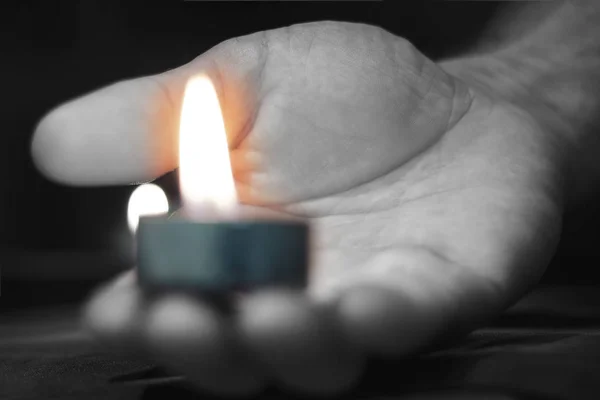 Memorial Day International Holocaust Remembrance Day The candle burns — Stock Photo, Image