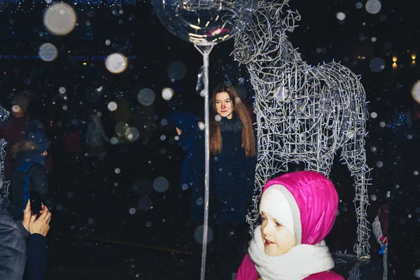 Grudzień 2018 Mińsk Białoruś Uroczystości Uliczne Wieczornym Mieście Ludzie Chodzą — Zdjęcie stockowe