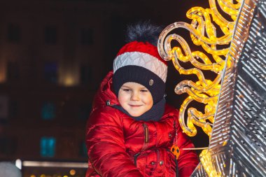 30 Aralık 2018 Minsk Belarus Yeni Yıl kutlamaları şehir meydanında. Küçük bir çocuk meydanda parlayan bir atın üzerinde oturuyor..