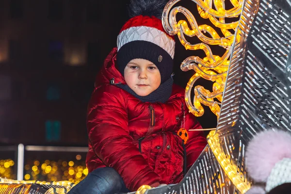 30 Aralık 2018 Minsk Belarus Yeni Yıl kutlamaları şehir meydanında. Küçük bir çocuk meydanda parlayan bir atın üzerinde oturuyor. Yakın çekim