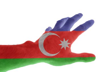 Azerbaycan bayrağının renklerine boyanmış olgun bir adamın eli, 28 Mayıs'ta Azerbaycan'ın bağımsızlık gününe adanmış görüntünün parmaklarıyla öne doğru uzanıyor..