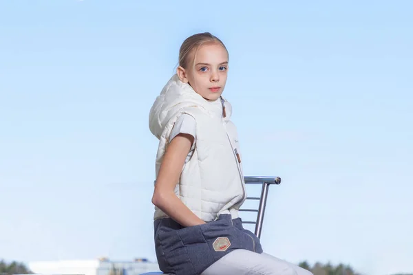 Όμορφο νεαρό κορίτσι με λευκά μαλλιά σε ένα μπουφάν κάθεται στο ανοιχτό παράθυρο — Φωτογραφία Αρχείου