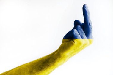 Ukrayna bayrağının renklerine boyanmış olgun bir erkeğin eli bir işaret gösterir. Beyaz arka planda yalıtılmış.