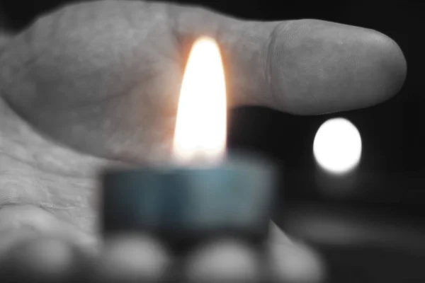 Dzień Pamięci Międzynarodowy Dzień Pamięci o Holokauście Świeca płonie — Zdjęcie stockowe