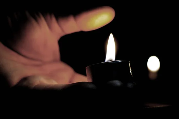대학살 추모 기념일에 손은 기억하는 날에 촛불을 들고 있다. — 스톡 사진