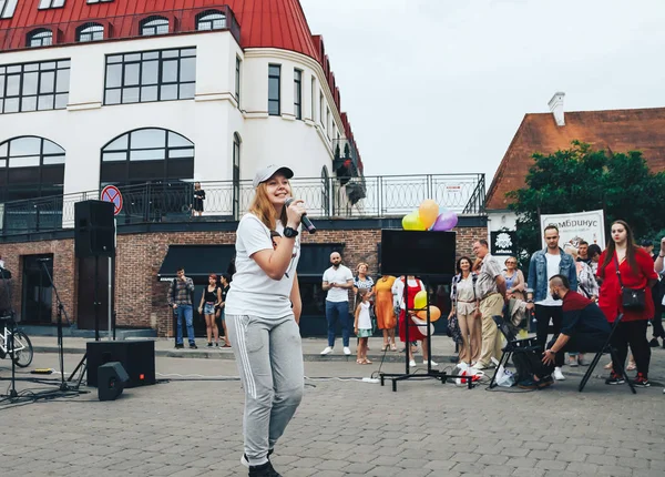 Juli 2018 Minsk Vitryssland Gatupromenader Flicka Med Mikrofon Sjunger Leende — Stockfoto