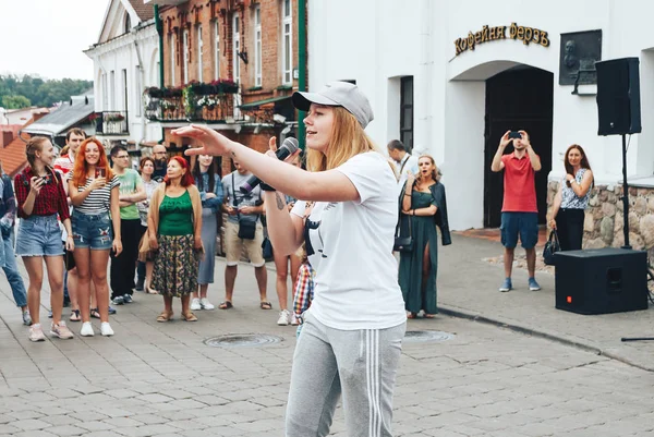 Juli 2018 Minsk Vitryssland Street Walks Vacker Flicka Med Mikrofon — Stockfoto