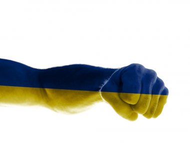 Ukrayna bayrağının renkleri boyalı olgun bir adamın eli bir yumruk gösterir