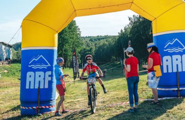 26-27 Mayıs 2018 Naliboki,Belarus Tüm Belarus amatör maratonu Naliboki Bisikletçi bitiş çizgisine biniyor