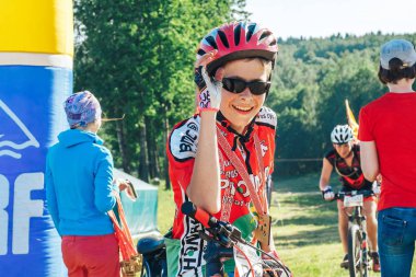 26-27 Mayıs 2018 Naliboki,Belarus Tüm Belarus amatör maratonu Naliboki Bisikletçi adam bir bisiklet ve bir madalya ile bitirmek Close up