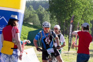 26-27 Mayıs 2018 Naliboki,Belarus Tüm Belarus amatör maratonu Naliboki Bisikletçi bitiş çizgisine biniyor