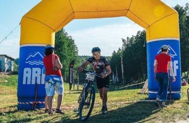 26-27 Mayıs 2018 Naliboki,Belarus Tüm Belarus amatör maratonu Naliboki Bisikletçi bitiş çizgisine biniyor