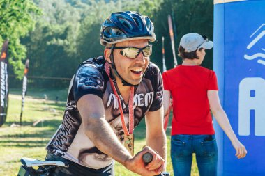 26-27 Mayıs 2018 Naliboki,Belarus Tüm Belarus amatör maratonu Naliboki Bisikletçi bitiş çizgisine biniyor