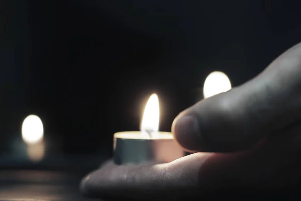 메모리얼데 이 국제 홀로코스트 추모 일 (Memorial Day) 촛불 이 타오른다 — 스톡 사진