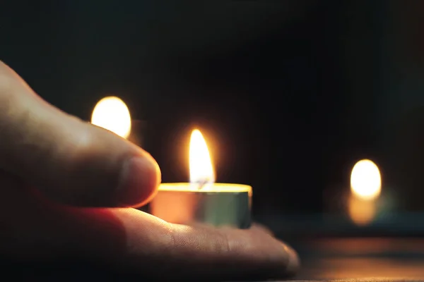 Día del Recuerdo del Holocausto La mano sostiene una vela en el día del recuerdo . —  Fotos de Stock