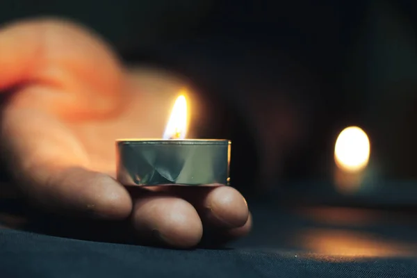 Міжнародний день пам "яті жертв Голокосту свічка горить — стокове фото