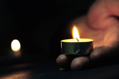 Anma Günü Uluslararası Soykırım Anma Günü İnsanlar mum taşır, kimse unutulmaz hiçbir şey unutulmaz
