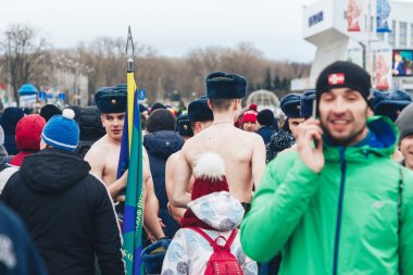 23 Şubat 2019 Minsk Belarus 23 Şubat'ta tatil onuruna yarış askerler sokakta ki insanların arasında duran bayraklı çıplak gövdeli