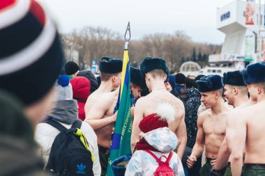 23 Şubat 2019 Minsk Belarus 23 Şubat'ta tatil onuruna yarış askerler çıplak gövdeli bir bayrak ile bir tatil sokakta insanlar arasında standı