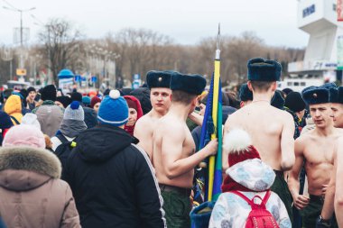 23 Şubat 2019 Minsk Belarus 23 Şubat'ta tatil onuruna yarış anmak için çıplak gövdeli askerler sokakta yürüyen ler arasında bayrak standı