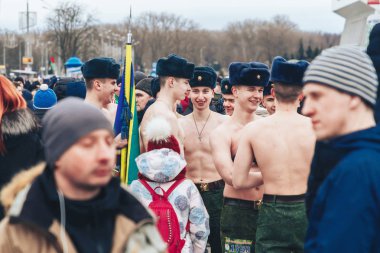 23 Şubat 2019 Minsk Belarus 23 Şubat'ta tatil onuruna yarış askerler çıplak gövdeli bayrakla sokakta yürüyen insanlar arasında duruyor