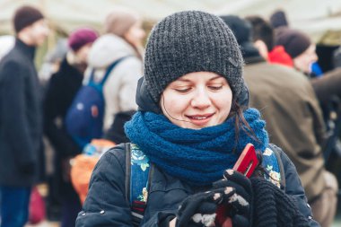23 Şubat 2019 Minsk Belarus 23 Şubat'ta tatil onuruna yarışan bir kadın, sokakta yürüyen ler arasında
