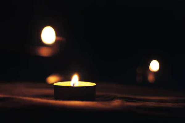 阵亡将士纪念日国际大屠杀纪念日蜡烛为悼念死者而燃起 — 图库照片