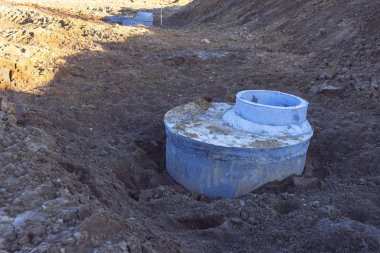 Su boruları şantiyede beton kuyusu