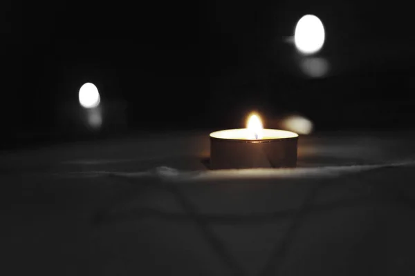 Velas ardiendo sobre la Estrella de David en memoria de los muertos . —  Fotos de Stock