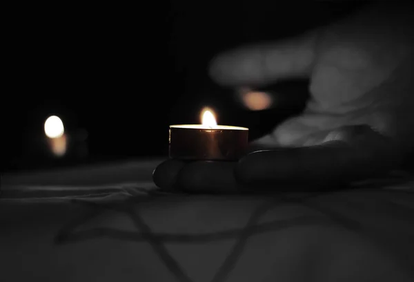 为纪念死者，蜡烛在大卫之星上燃烧. — 图库照片