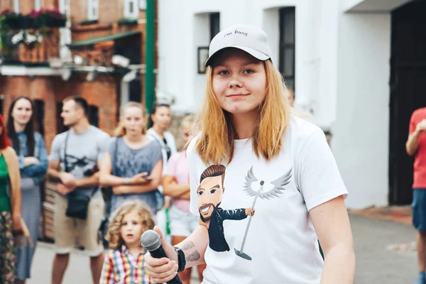 Julio 2018 Minsk Belarús Caminatas Callejeras Hermosa Chica Con Micrófono — Foto de Stock