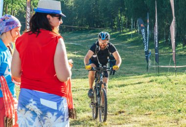 26-27 Mayıs 2018 Naliboki, Belarus Belarus amatör maratonu Naliboki Bir adam bisiklet sürüyor