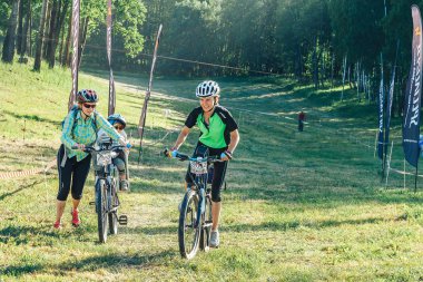26-27 Mayıs 2018 Naliboki, Belarus Belarus amatör maratonu Naliboki Bir adam bisiklet sürüyor