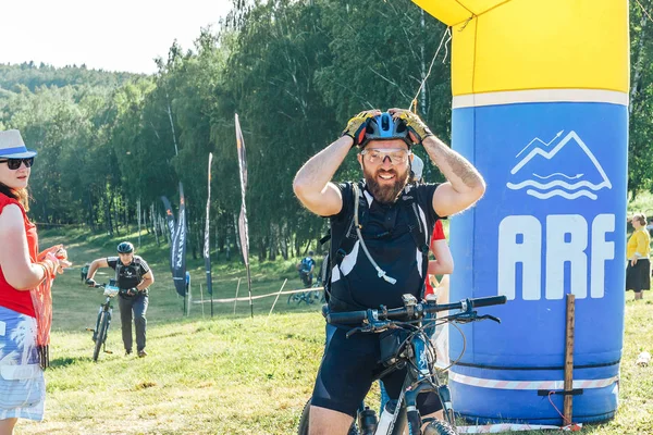26-27 Mayıs 2018 Naliboki, Belarus Belarus amatör maratonu Naliboki Bir adam bisiklet sürüyor
