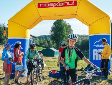 26-27 Mayıs 2018 Naliboki, Belarus Belarus amatör maratonu Naliboki Bir adam bisiklet sürüyor