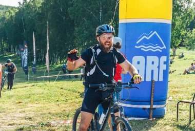 26-27 Mayıs 2018 Naliboki, Belarus Belarus amatör maratonu Naliboki Bir adam bisiklet sürüyor