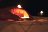 Svíčky hořící nad Davidovou hvězdou na památku mrtvých.
