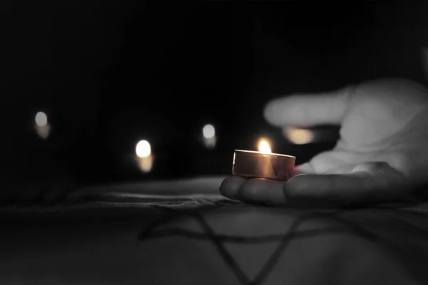 为纪念死者，蜡烛在大卫之星上燃烧. — 图库照片