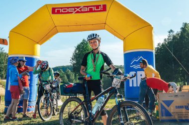 26-27 Mayıs 2018 Naliboki,Belarus Tüm Belarus amatör maratonu Naliboki Finişte bisikletin yanında madalyalı bir kadın