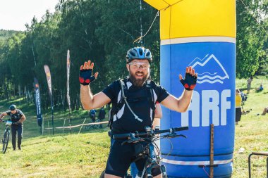 26-27 Mayıs 2018 Naliboki,Belarus Tüm Belarus amatör maratonu Naliboki Bisikletçi ayakta ayakta çığlık