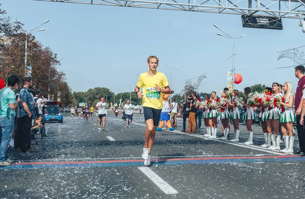 2018年9月9日 明斯克白俄罗斯半程马拉松明斯克2018年年轻运动员穿着黄色T恤冲过终点线 — 图库照片